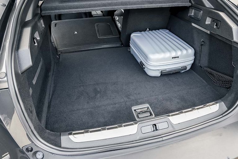 Bagagerum i Peugeot 408 med blå kuffert