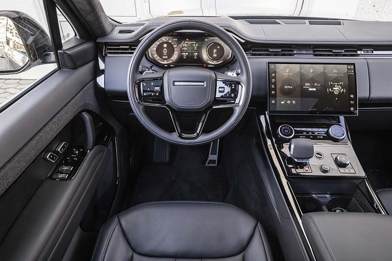 Kabine i Range Rover Sport med stor skærm i midten.