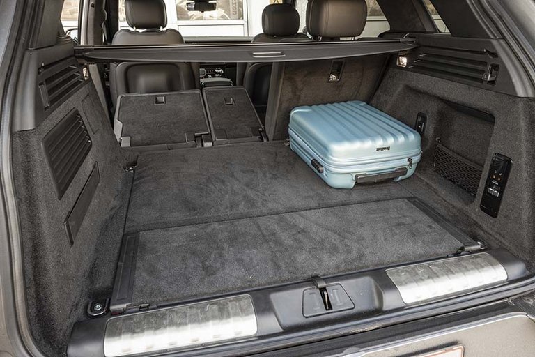 Bagagerummet i Range Rover Sport med god plads til en blå kuffert