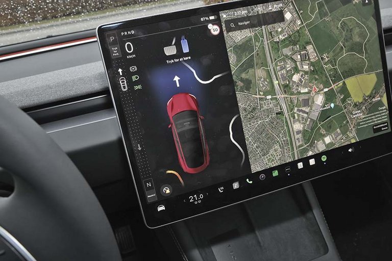 Gearvælger i Tesla Model 3 vises på den store skærm