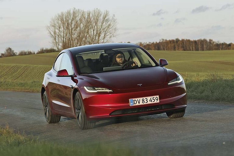 Tesla Model 3 elbil kører på landevej