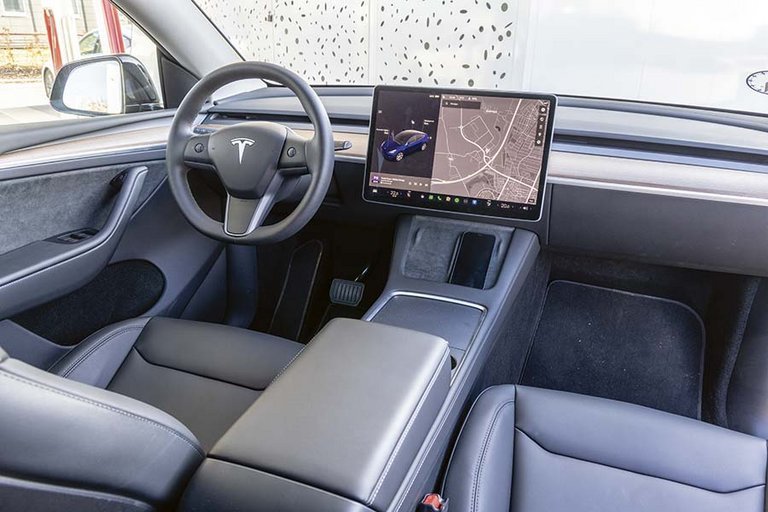 Stor skærm præger kabinen i Tesla Model Y