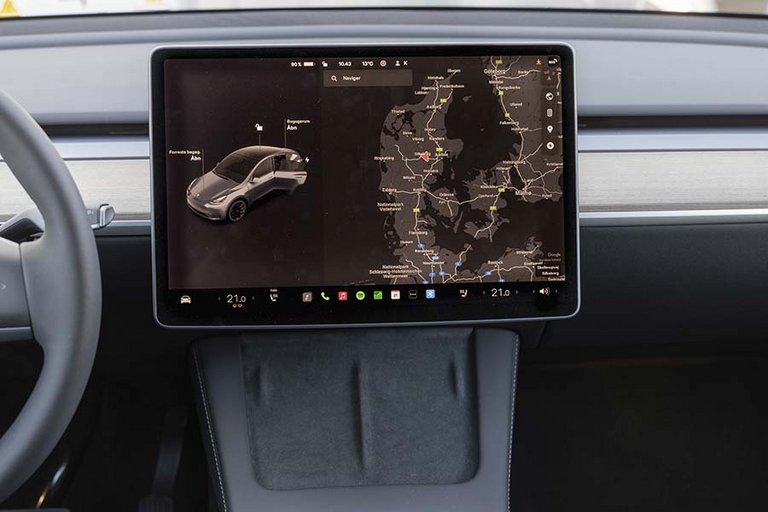 Skærmen i en Tesla Model Y med danmarkskort vist