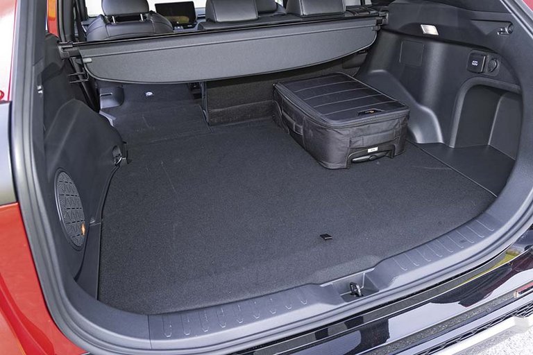 Bagagerum med en sort taske i en Toyota RAV4