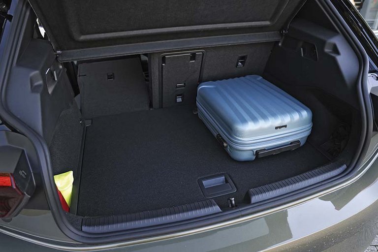 Bagagerum med blå taske i elbilen VW ID.3.
