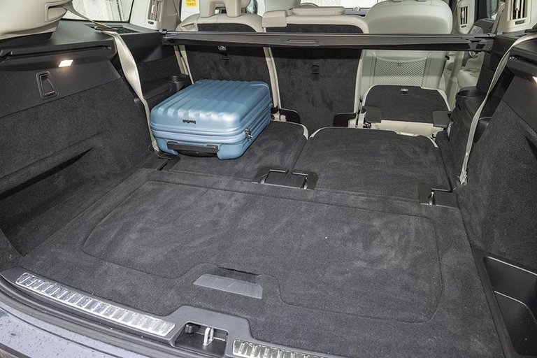 Stor bagagrum med blå kuffert på en Volvo XC90
