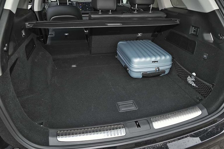 Bagagerum i elbilen Xpeng G9 med blå kuffert