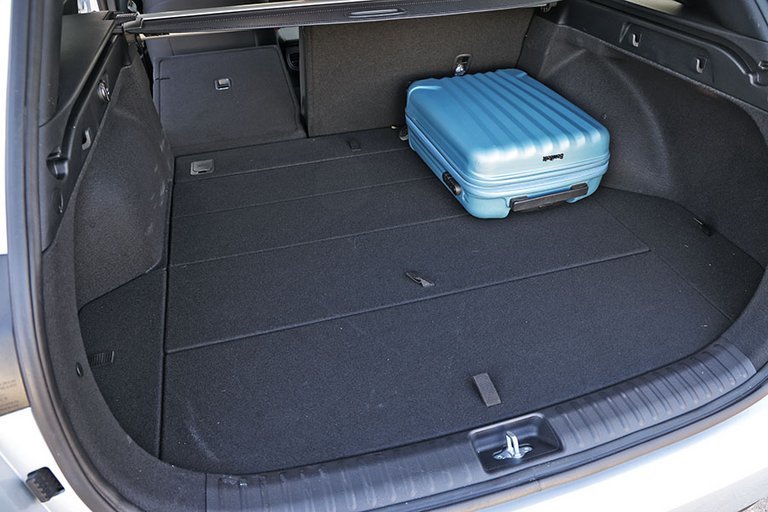 Bagagerum med blå kuffert i en Audi Q4 e-tron
