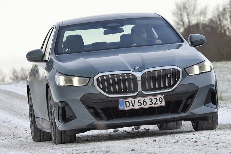 BMW i5 kører i snelandskab