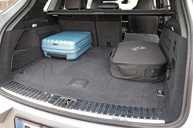 Bagagerum med tasker i en Porsche Cayenne