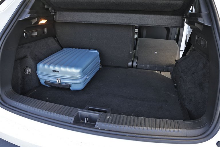 Bagagerummet i Renault Austral med blå kuffert