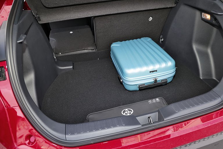 Bagagerum med blå kuffert i en Toyota C-HR