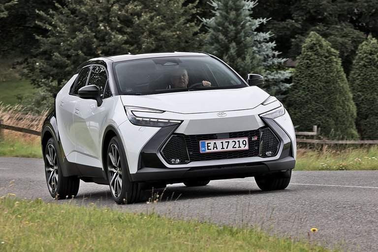 Hvid Toyota C-HR kører på landevej