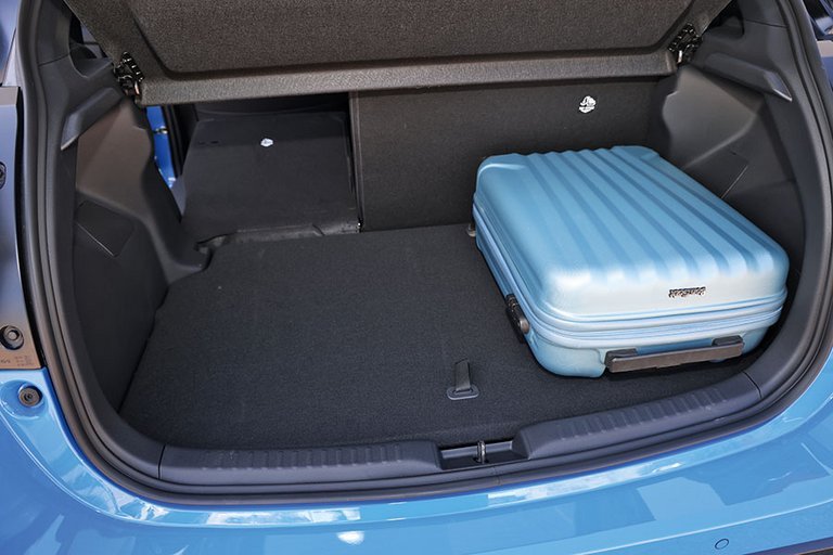 Bagagerum med blå kuffert i Toyota Yaris