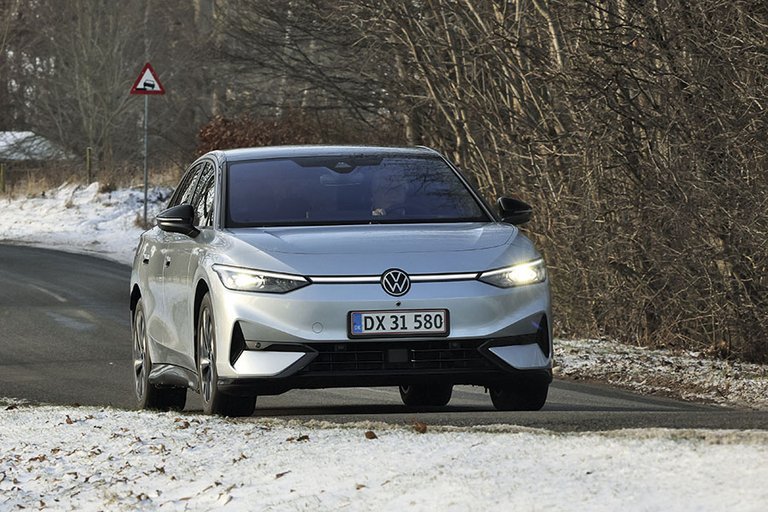 Sølvfarvet VW ID.7 kører i et vinterlandskab