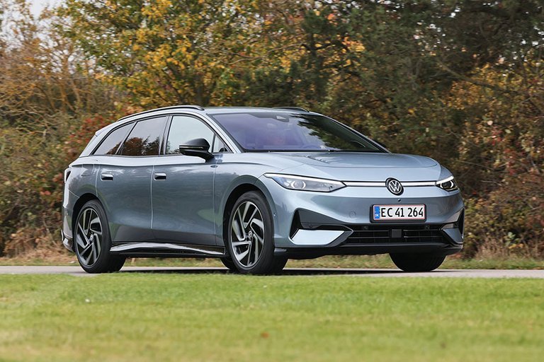 VW ID.7 Tourer set skråt forfra, mens den kører på landevej