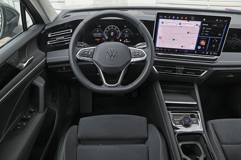 Førerpladsen i en VW Tiguan