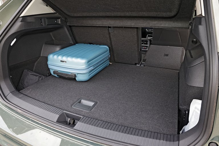 Bagagerum med blå kuffert i VW Tiguan