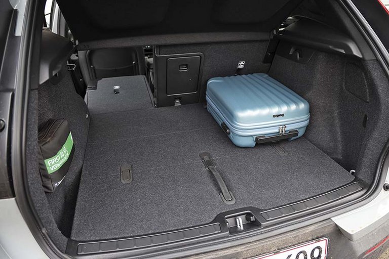 Bagagerum med blå kuffert i en Volvo XC40
