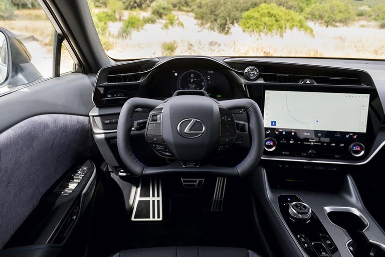 Førerpladsen i en Lexus RZ
