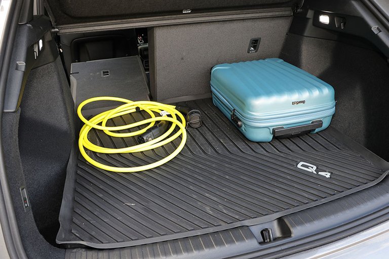 Bagagerum med kuffert og ladekabel i en Audi Q4 e-tron