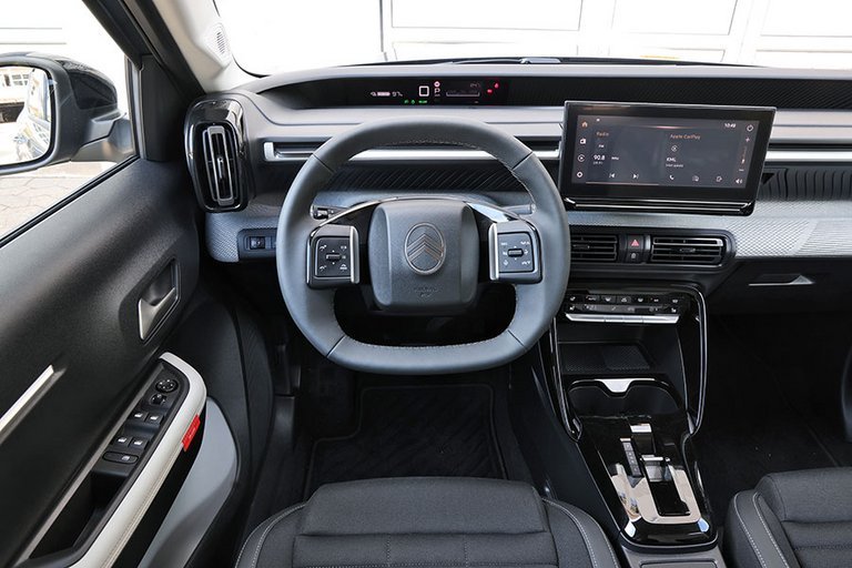 Førerpladsen i en Citroën ë-C3 Aircross