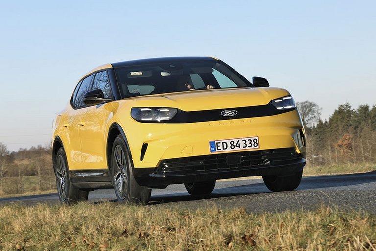 Gul Ford Capri kører på landevej