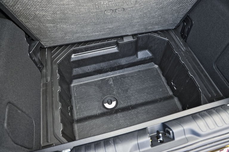 Ekstrarum under bagagerummet i en Ford Puma