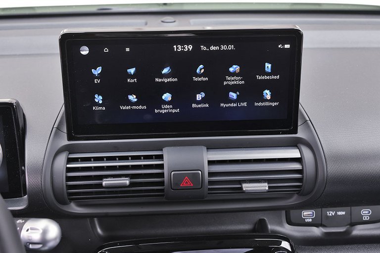 Skærm i midten af kabinen i en Hyundai Inster