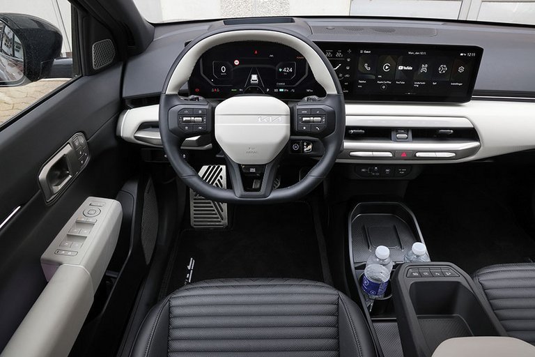 Førerplads i en Kia EV4