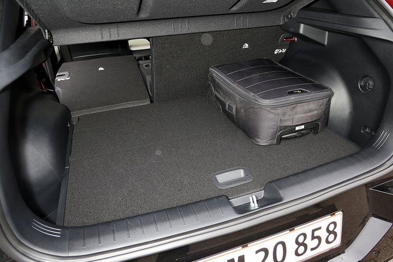 Bagagerum med sort kuffert i en Kia EV4