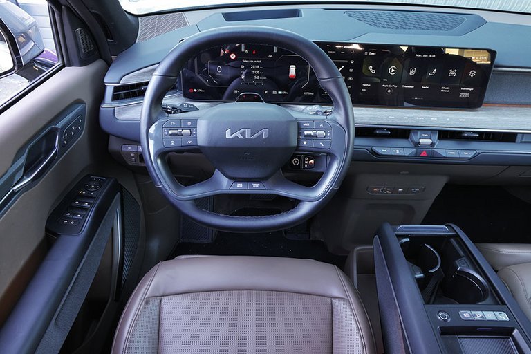 Førerpladsen i en Kia EV9