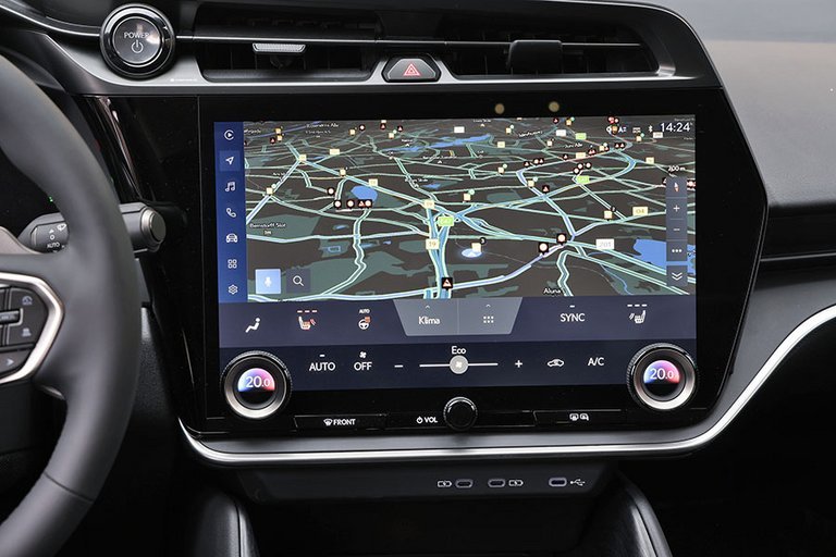 Stor infotainmentskærm i en Lexus RZ