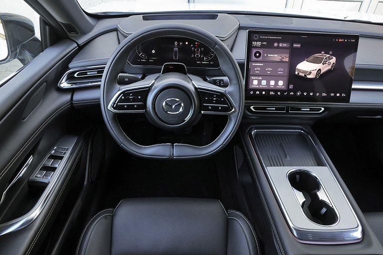 Førerpladsen i en Mazda 6e