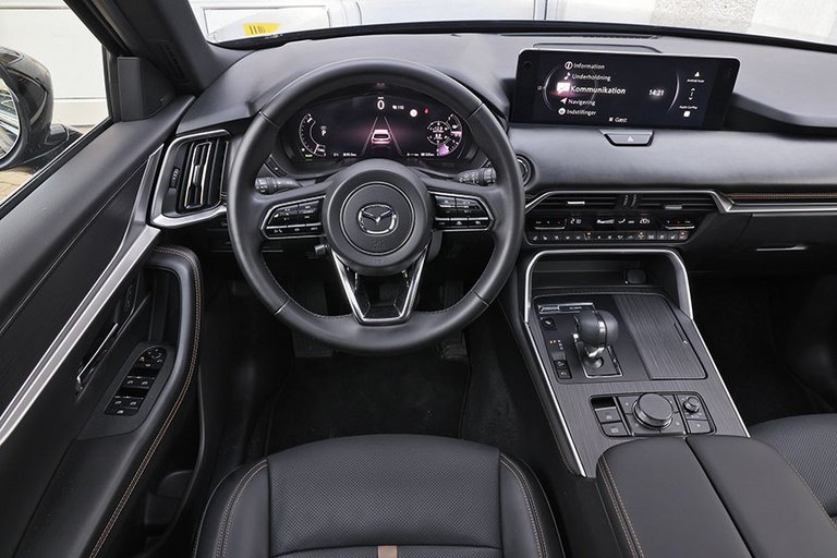 Førerpladsen i en Mazda CX-80