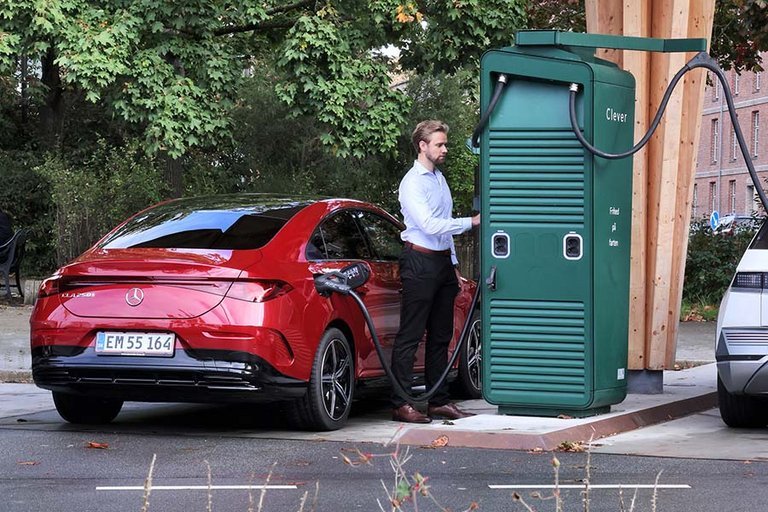 Person oplader elbilen Mercedes-BenzCLA