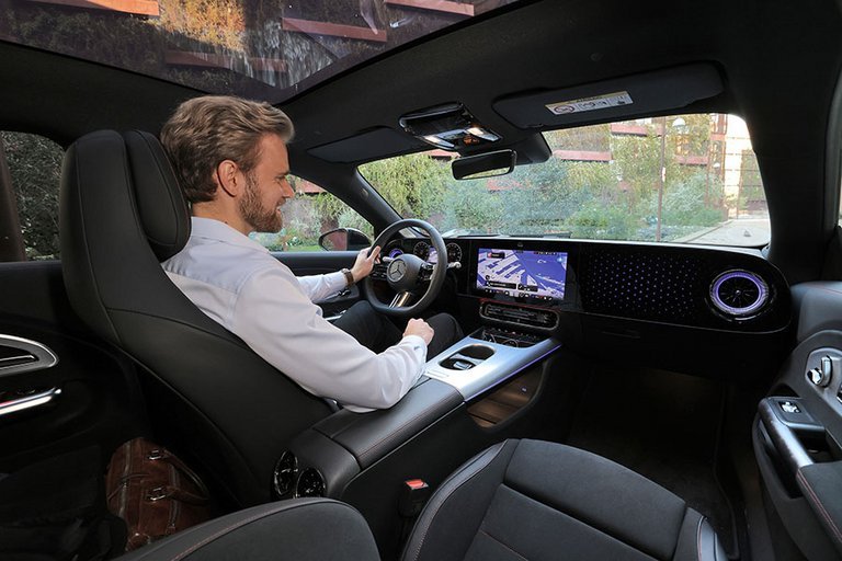 Førerpladsen i en Mercedes-Benz CLA