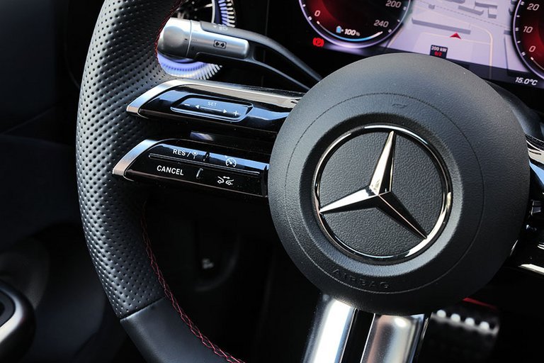 Knapper på rattet i en Mercedes-Benz CLA