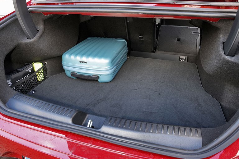 Bagagerum med blå kuffert i en Mercedes-Benz CLA