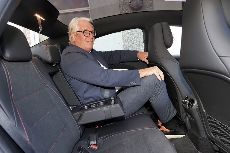 Person på bagsædet i en Mercedes-Benz CLA