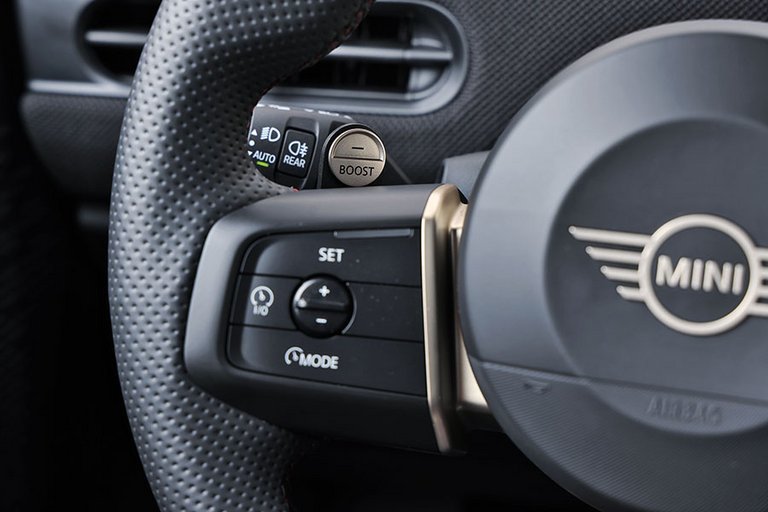 Boost-knap i en Mini Cooper