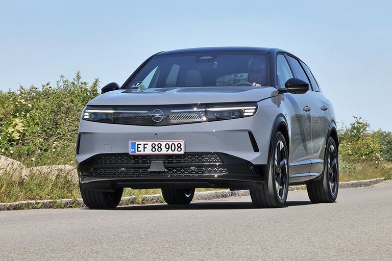 Opel Grandland set forfra, mens den kører på vej