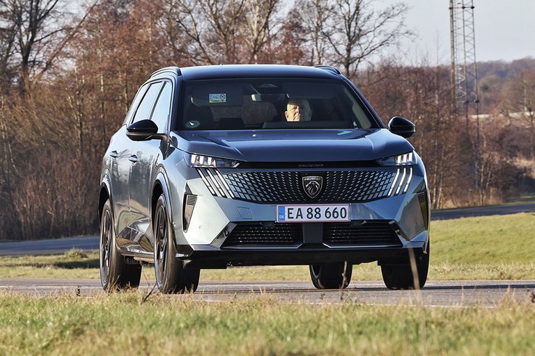 Peugeot E-5008 set forfra, mens den kører på en landevej