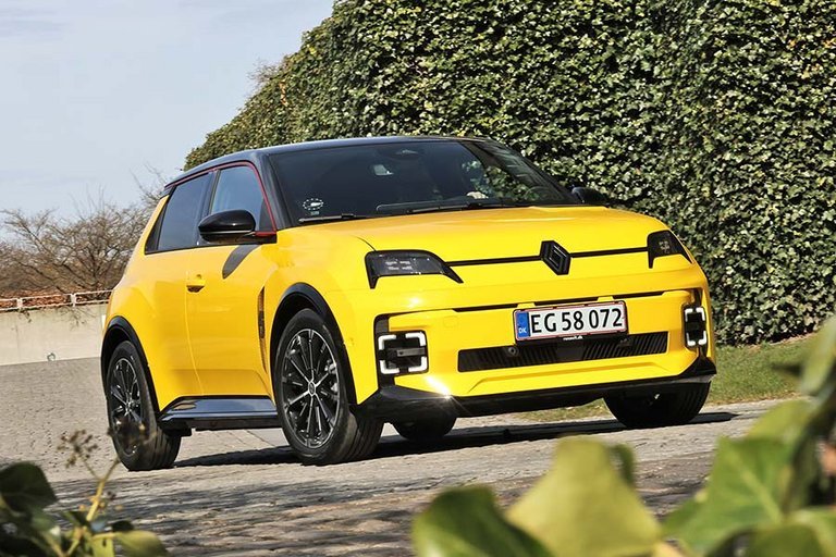 Gul Renault 5 kører foran hæk