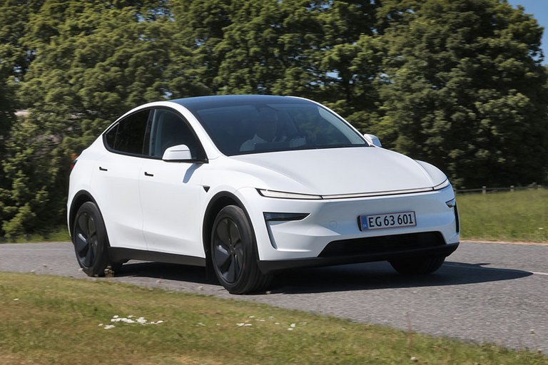 HVid Tesla Model Y kører på landevej