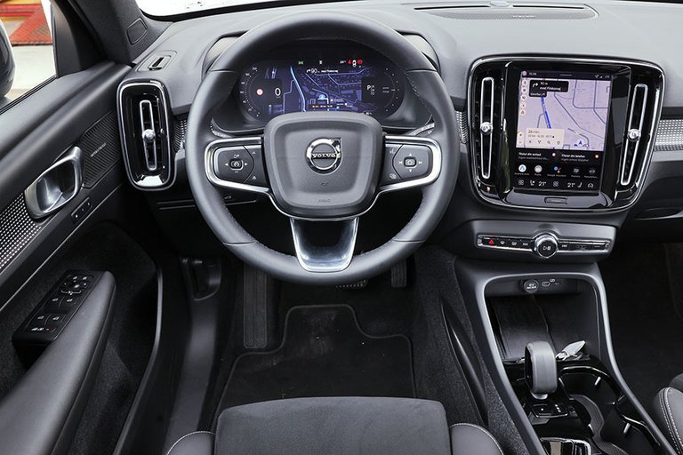 Førerpladsen i en Volvo EX40