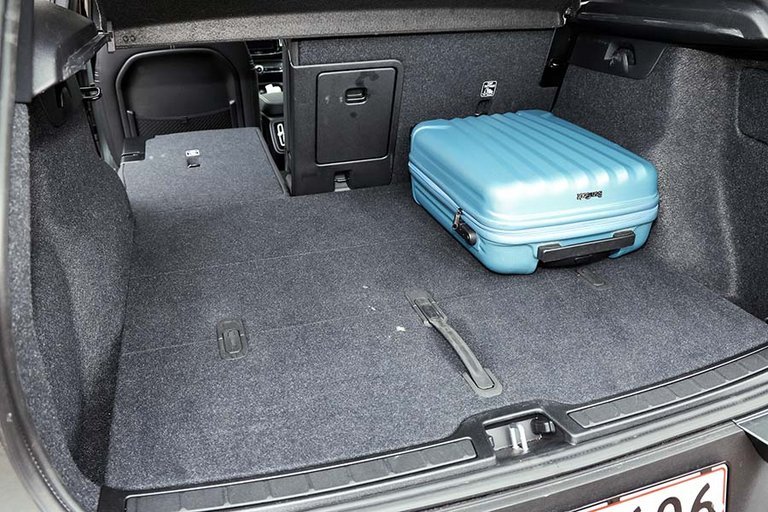 Bagagerum med blå kuffert i en Volvo EX40