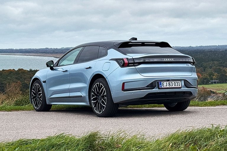 Zeekr 001 set bagfra med hav i baggrunden