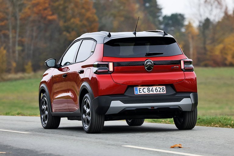 Citroën ë-C3 set bagfra, mens den kører på landevej