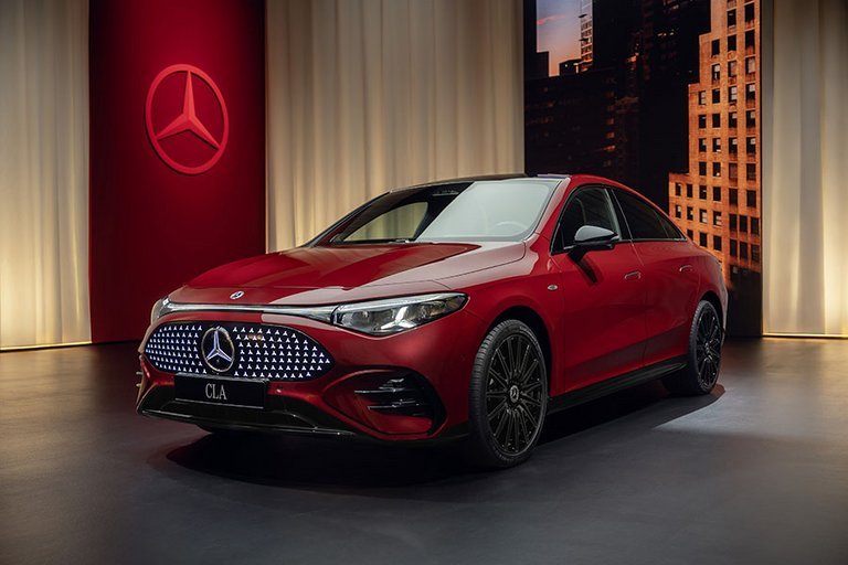 Rød Mercedes-Benz CLA på scene